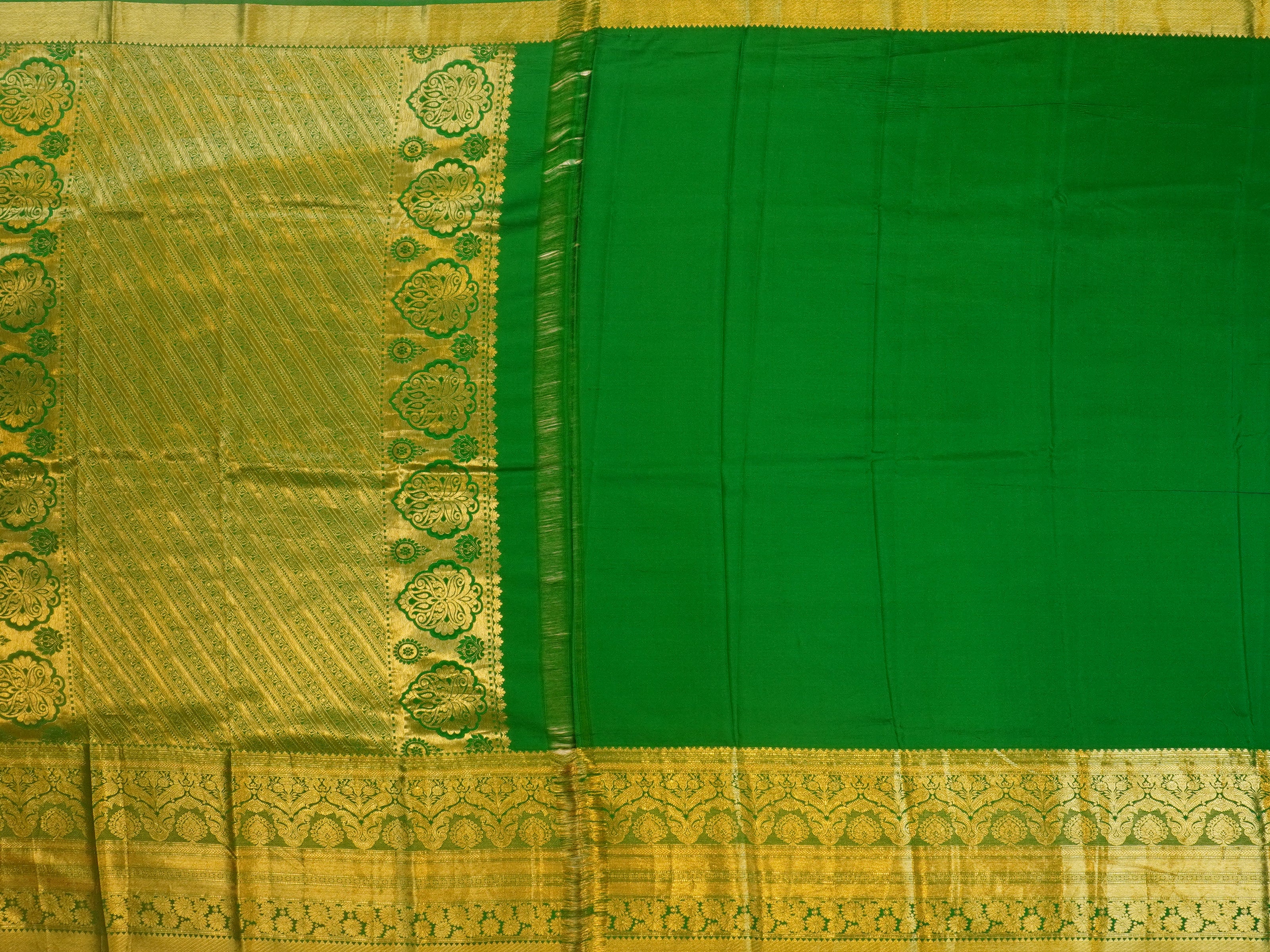 JSSB- 842 | Cream & Green Pure Gadwal Pattu Saree